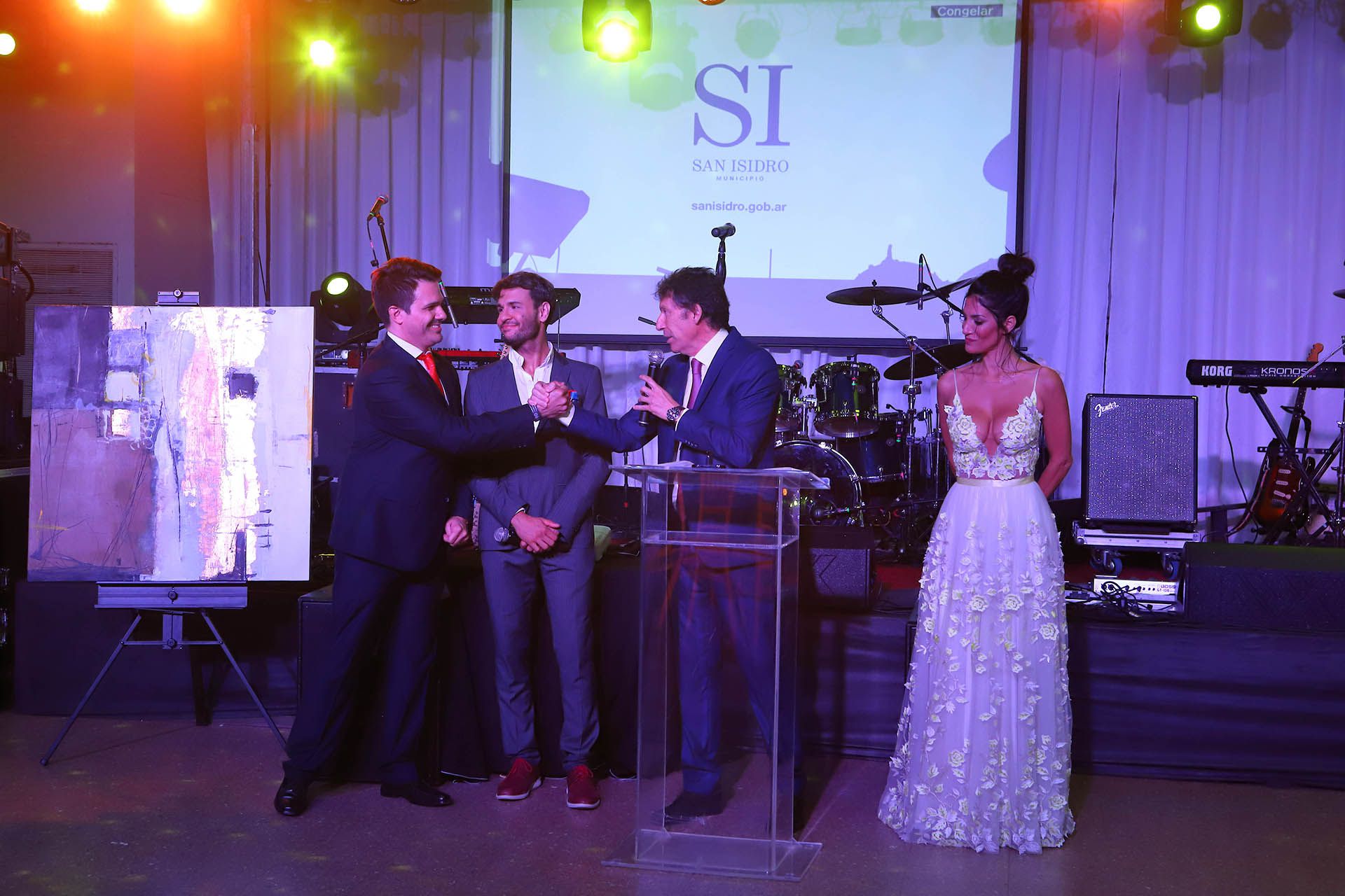 Durante la gala, se entregaron los "Premios SIS - San Isidro Solidario" a empresarios y personalidades, a quienes se les reconoció su compromiso social y humanitario