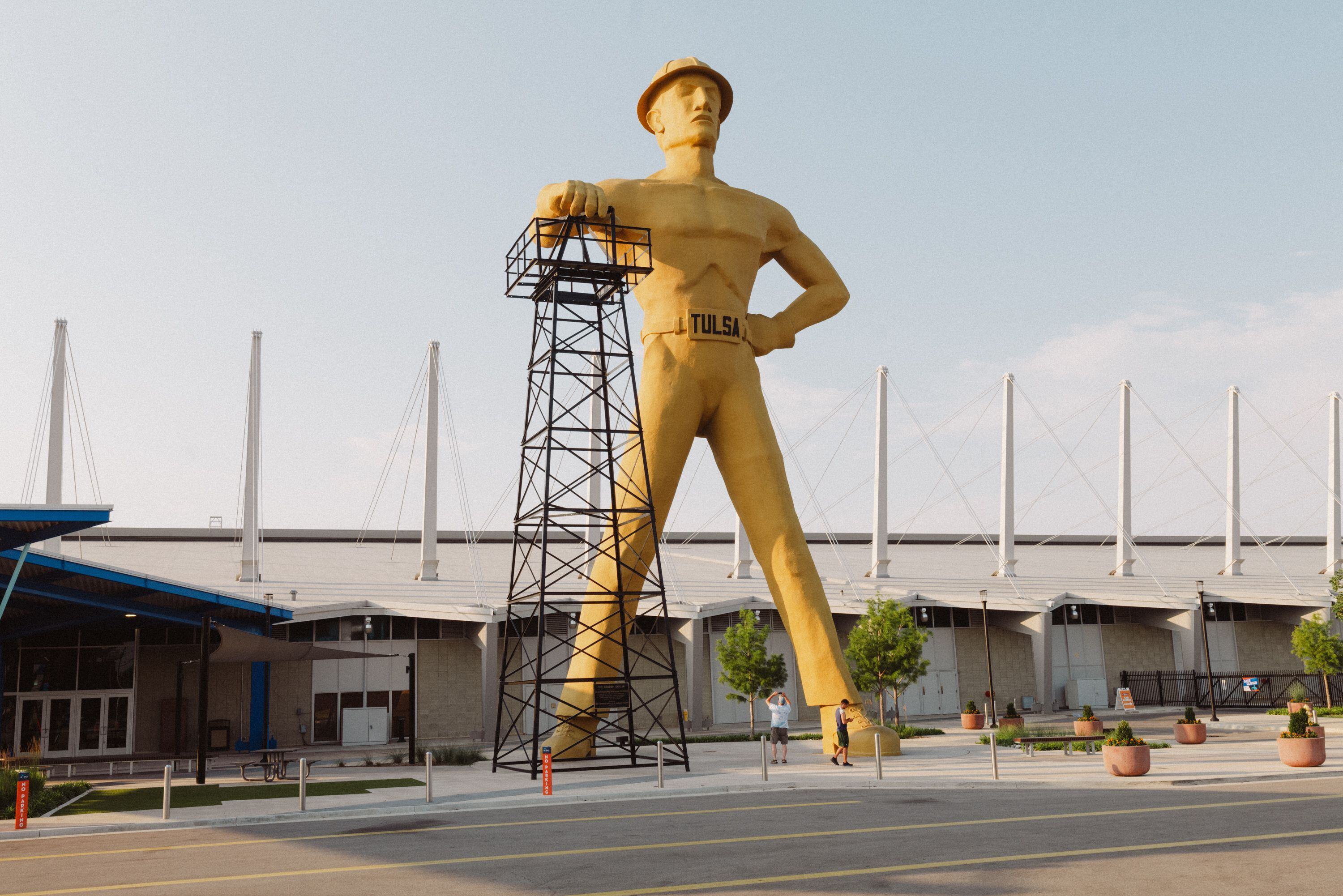 El Perforador Dorado, una estatua de un trabajador petrolero de 2,5 metros de altura, en el Expo Center de Tulsa, donde se instaló en 1966.