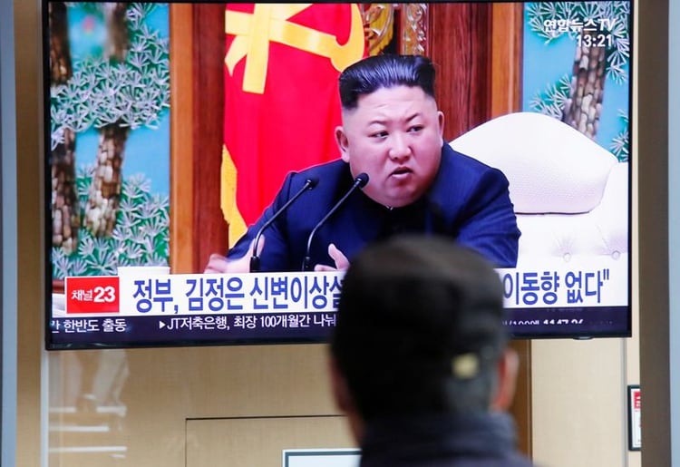 Un ciudadano surcoreano mira una televisión en la que se muestra una imagen del líder de Corea del Norte, Kim Jong Un, en Seúl, Corea del Sur, el 21 de abril de 2020. (Reuters)
