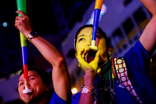 Festejos con trompetas de colores en las calles de Manila, Filipinas