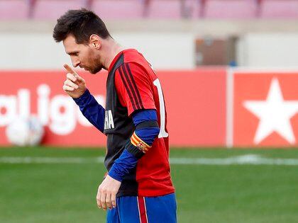 El homenaje de Messi a Maradona en el Camp Nou (EFE/ Andreu Dalmau)
