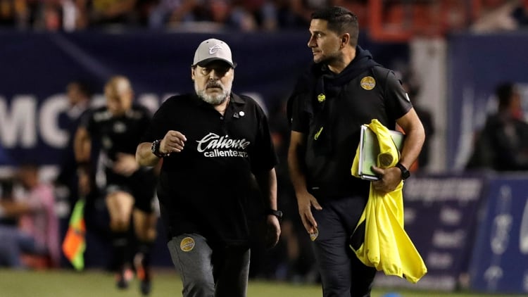 Maradona también deberá operarse también en el hombro izquierdo (Foto: Reuters)