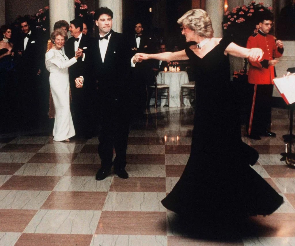 Diana baila en una gala en 1985 junto al actor John Travolta. La imagen ratifica su estilo relajado -incluso puertas adentro- por eso el mundo la amó.