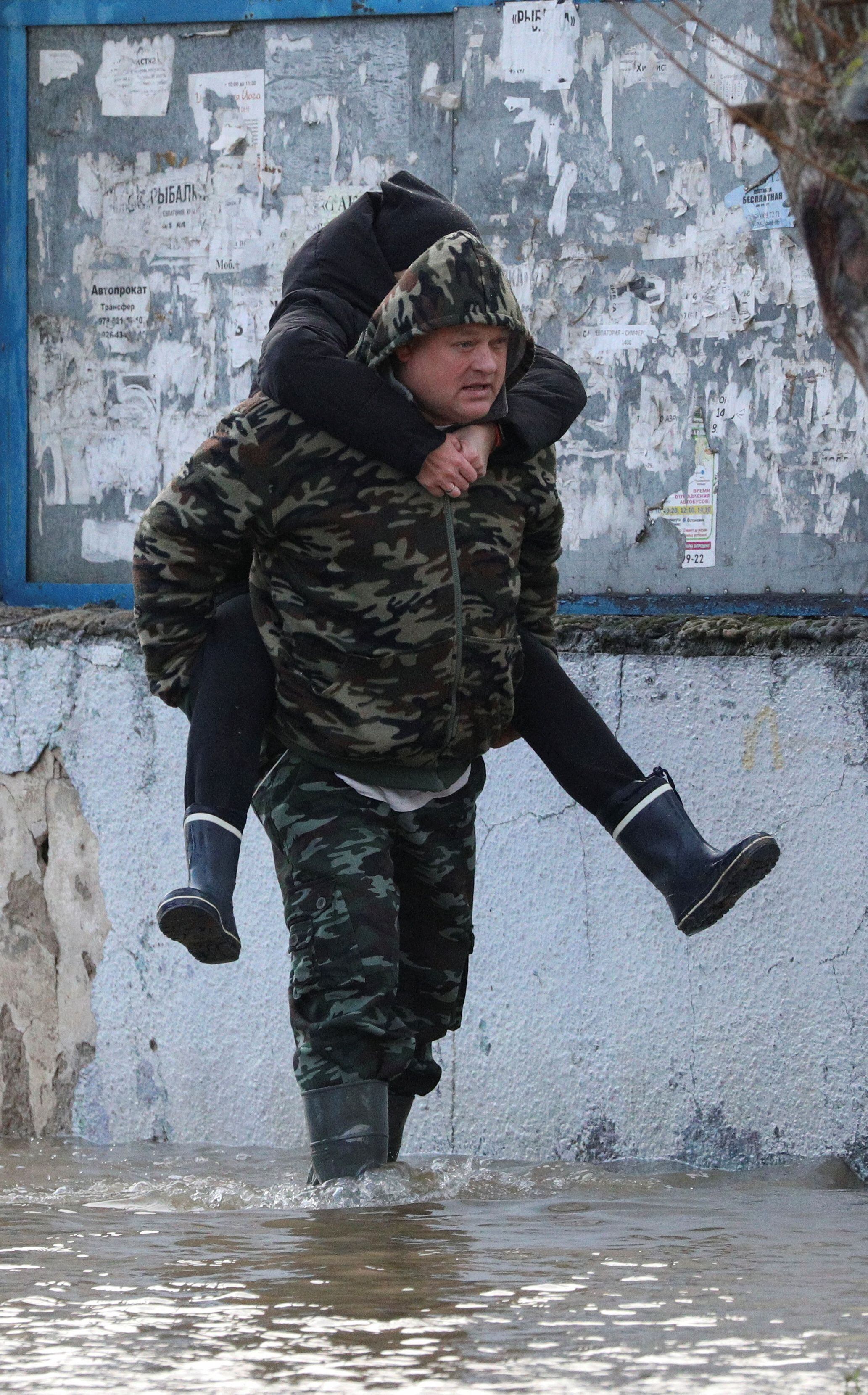 Un hombre acarrea a otra persona en Yevpatoriya, Crimea (REUTERS/Alexey Pavlishak)