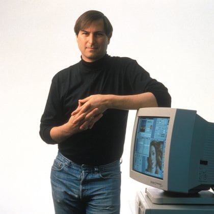 Steve Jobs a los 39 años, con la Apple Macintosh 6100, un producto revolucionario. Credit: Photo by Robert Holmgren/Shutterstock 