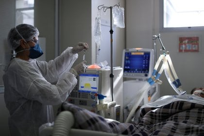 Un médico controla a un paciente grave por COVID-19 en Brasilia, Brasil  REUTERS/Amanda Perobelli