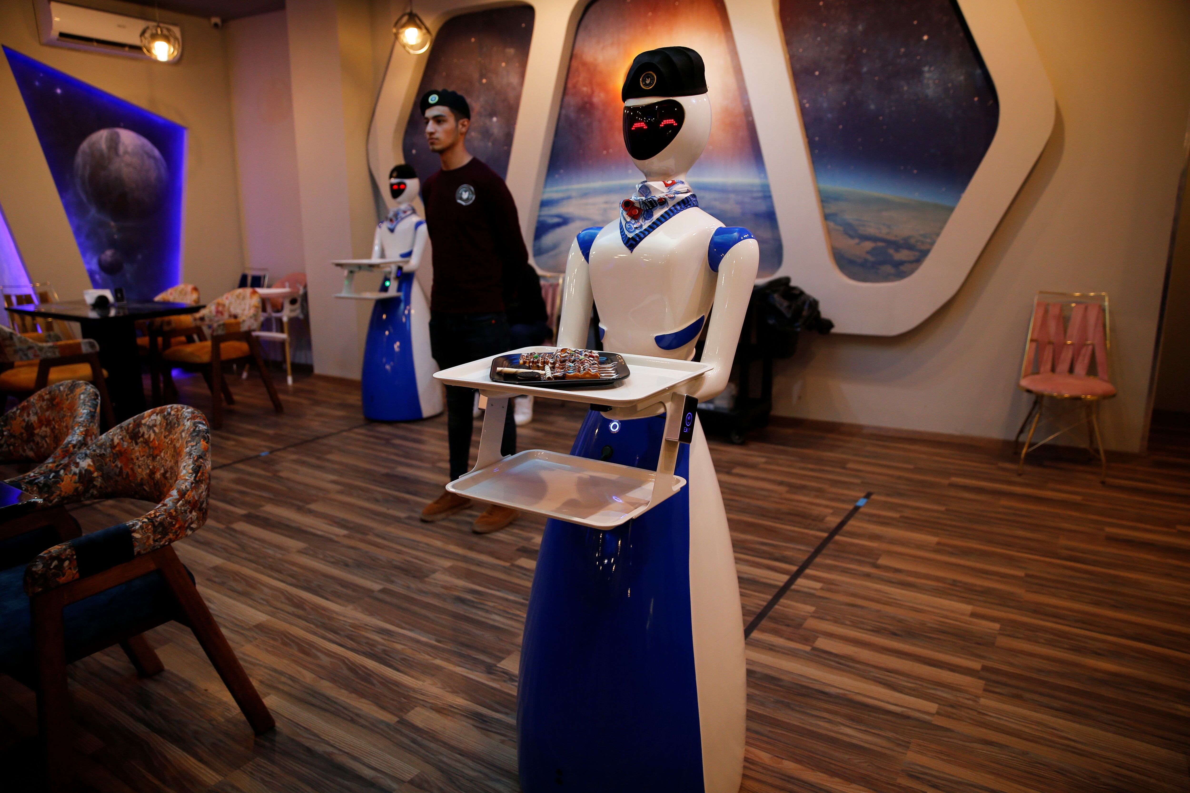 Los robots y las soluciones tecnológicas pueden trabajar continuamente sin necesidad de descanso. (REUTERS/Khalid al-Mousily)