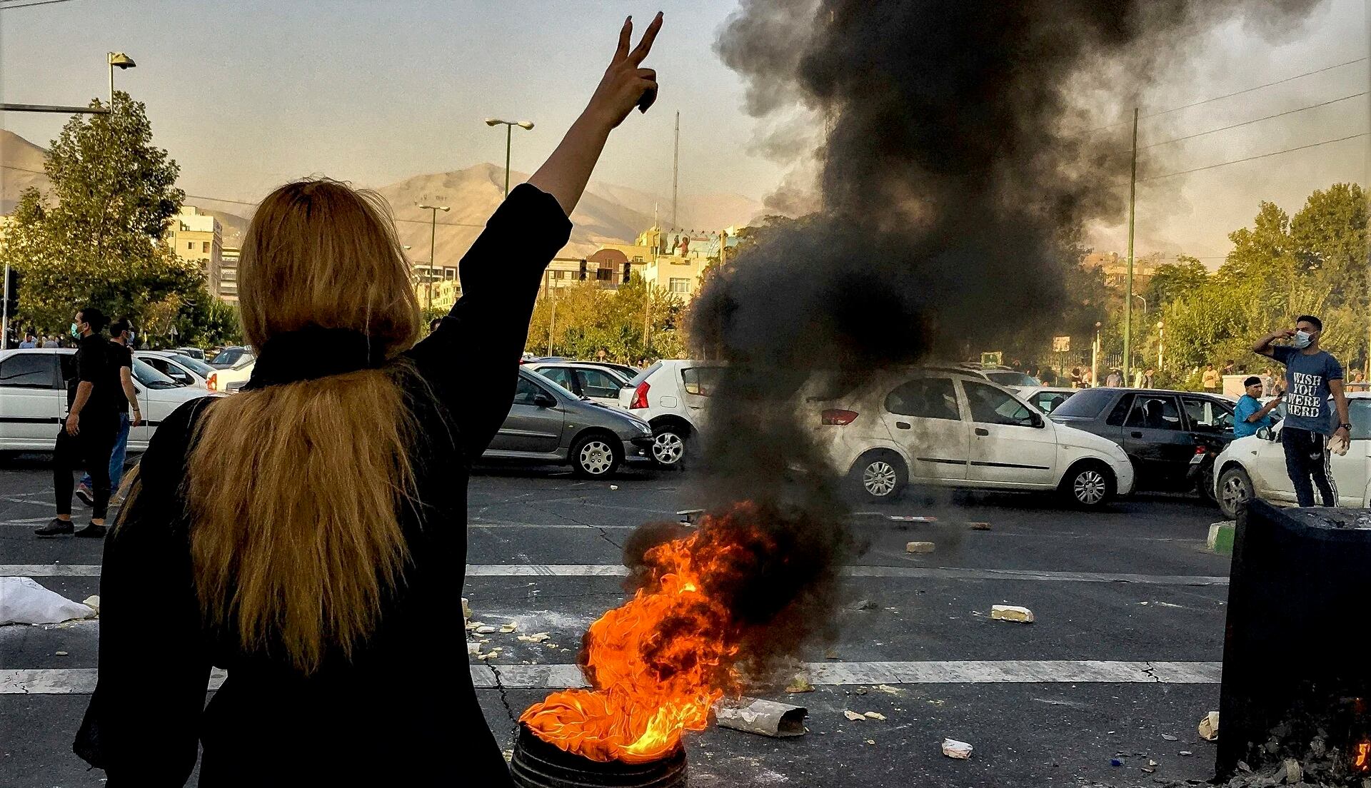 1 de octubre de 2022: una mujer protesta por la muerte de Mahsa Amini en Teherán (AP Foto/Middle East Images, archivo)