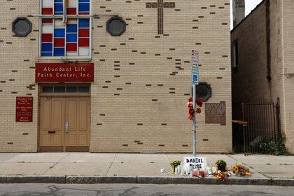 Foto de este 3 de septiembre de un memorial en la Avenida Jefferson tras la muerte de Daniel Prude después de que la policía le pusiera una capucha en la cabeza durante un arresto el 23 de marzo en Rochester (REUTERS/Lindsay DeDario)