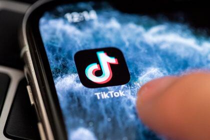 TikTok es especialmente popular entre los jóvenes de la llamada generación Z (Foto: EFE/EPA/HAYOUNG JEON/Archivo) 