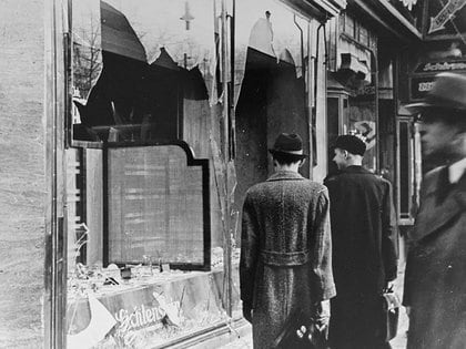La noche de los cristales rotos comenzó el 9 de noviembre de 1938, donde grupos antisemitas quemaron sinagogas y destrozaron negocios de judíos