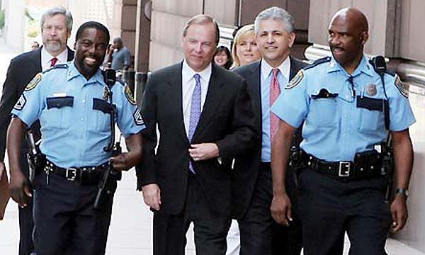 Kenneth Lay y Jeffrey Skilling, dos de  los ejecutivos de Enron que debieron cumplir prisión, entran a una de las audiencias de  la "acción de clase" de 1,5 millones de accionistas contra la empresa