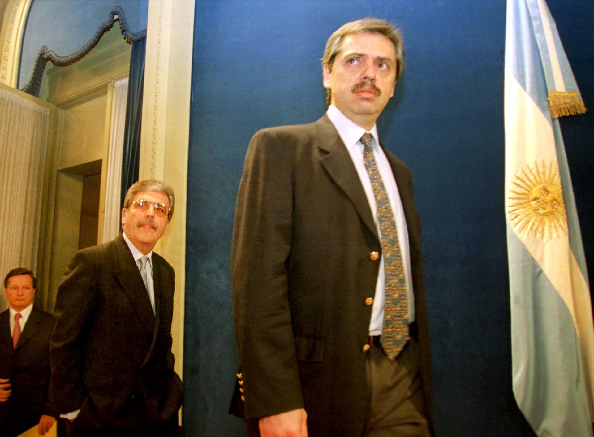  El 19 de noviembre de 2003, con Julio De Vido, infomaron la decisión de intervenir el Correo Argentino, en ese momento en manos del Grupo SOCMA de la familia Macri. 