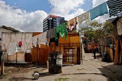 Fotografía del 26 de enero de 2019, de un tendedero de ropa de los habitantes de un estacionamiento al pie del popular barrio de Petare, en Caracas (Venezuela). EFE/Leonardo Muñoz/Archivo