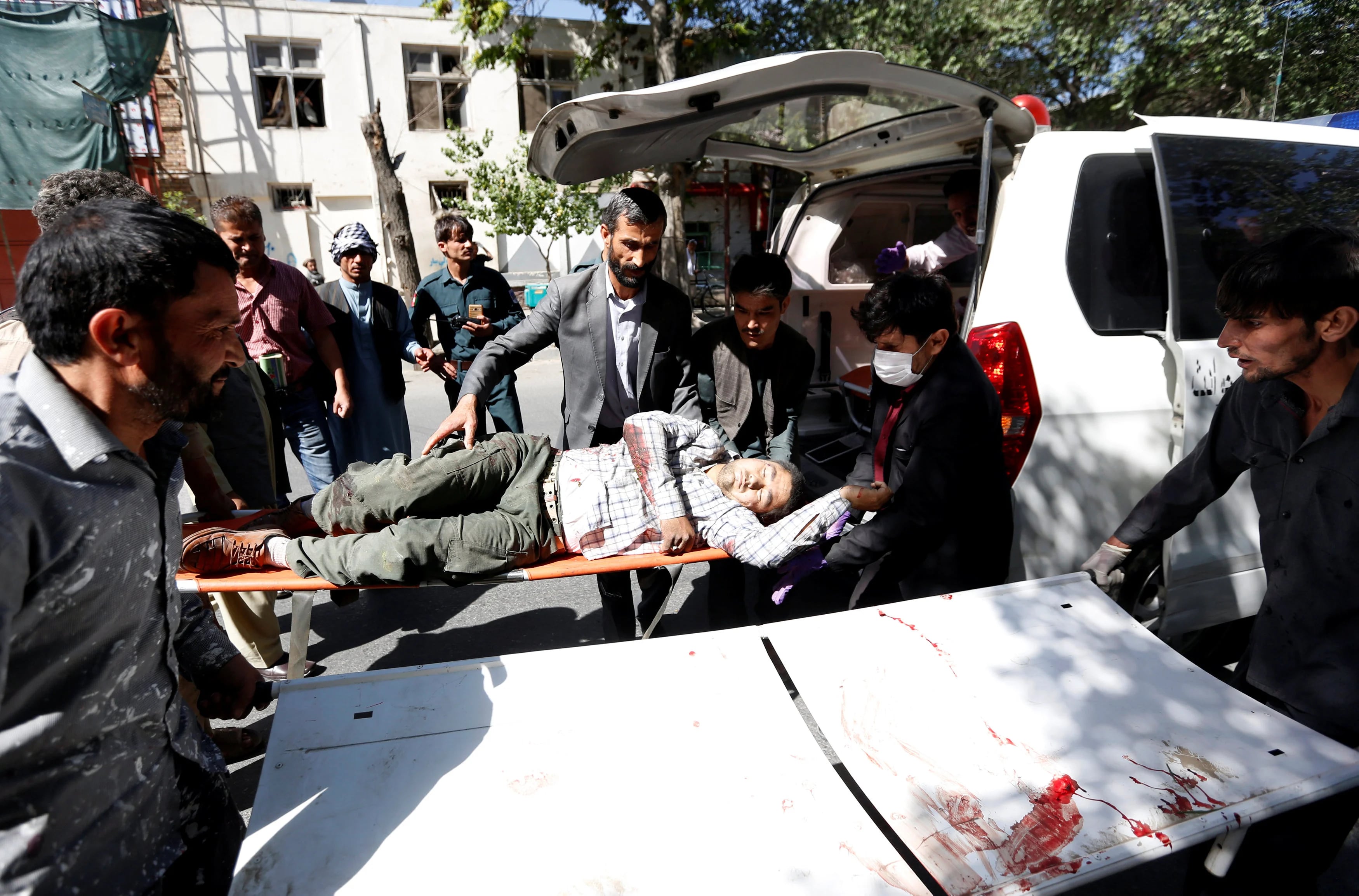 Un hombre es llevado en ambulancia al hospital (Reuters)