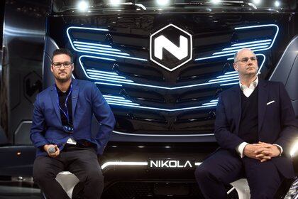 Milton, junto a Hubertus Muhlhauser, CEO de CHN Industrial, la fabricante de ítalo-americana de camiones Iveco, posan en la presentación alcanzado en 2019 para fabricar camiones en Alemania