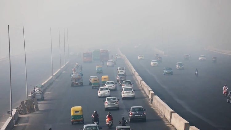 Una autopista en India y el problema de la combustión fósil en automóviles 