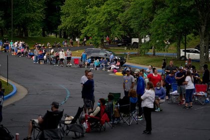 Personas hacen fila afuera en Kentucky para recibir ayuda con sus reclamos de seguro de desempleo, 18 de junio de 2020 (REUTERS / Bryan Woolston)