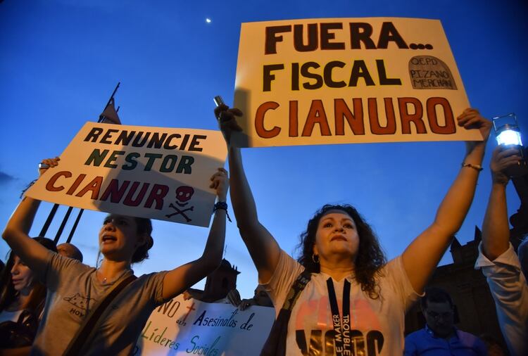Cientos de manifestantes participaron de una protesta para exigir la renuncia del fiscal general de Colombia, Néstor Humberto Martínez, por el escándalo de corrupción de Odebrecht. (EFE/ Ernesto Guzman)