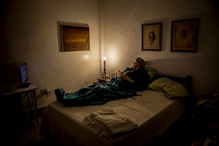 Orlando Utrera, de 60 años, en su hogar en Caracas. Tiene cáncer de próstata que ya se esparció a sus huesos y no ha podido recibir los cuidados paliativos que requiere desde hace dos años. (Meridith Kohut/The New York Times)
