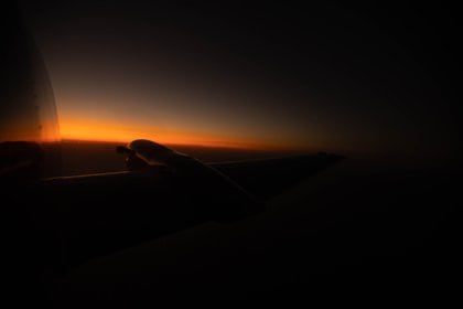 Como en una suerte de competencia desigual, la aeronave de la Aviacin Naval disputa contra el sol el protagonismo del amanecer 