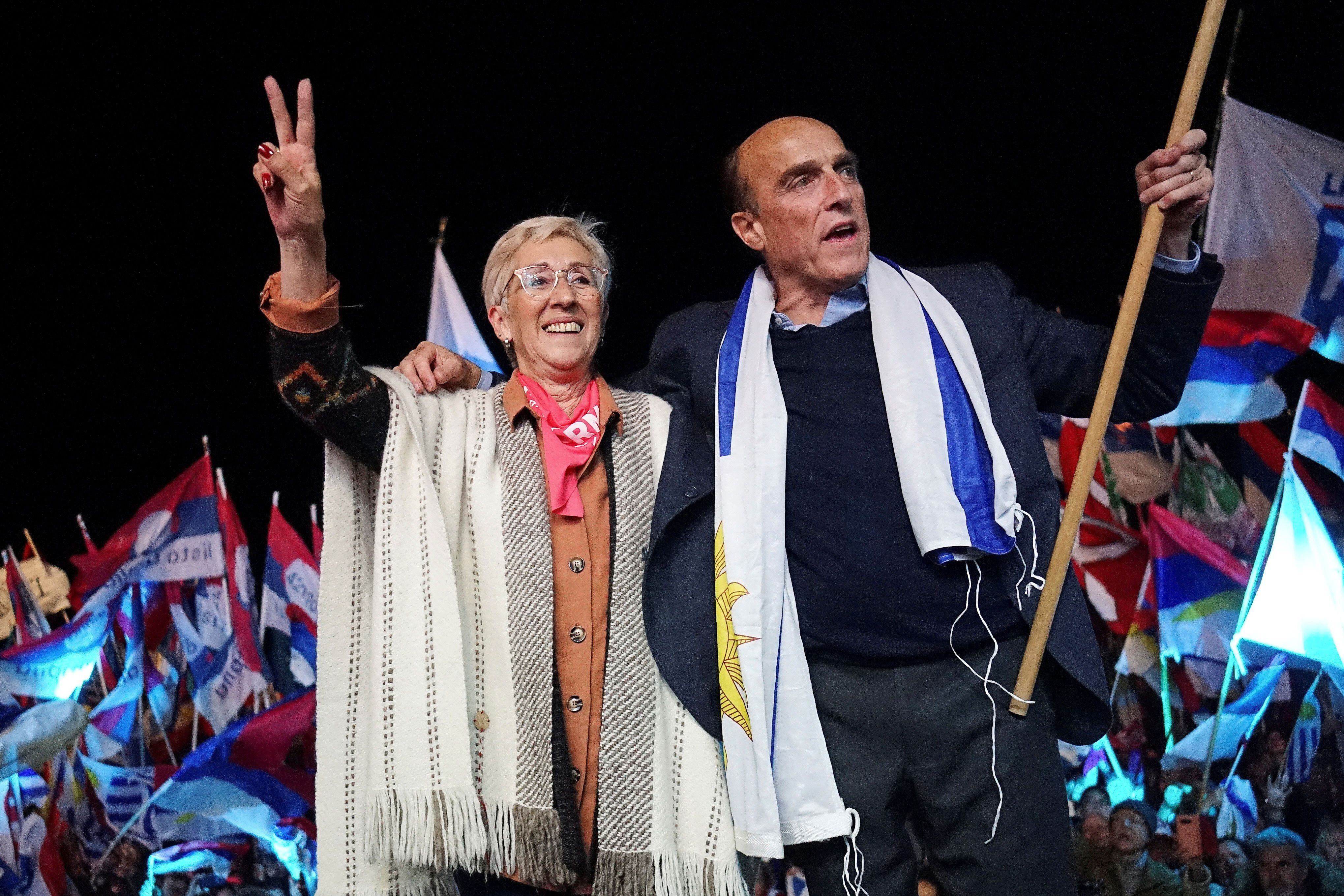 Daniel Martínez y su candidata a vicepresidente, Graciela Villar (Reuters)