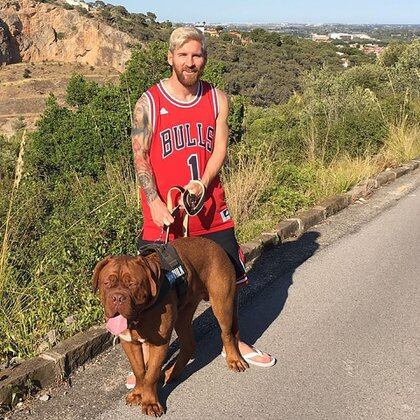 Messi con la indumentaria de los Chicago Bulls, la franquicia que saltó a la fama gracias a la era dorada de Michael Jordan (Foto: @leomessi)