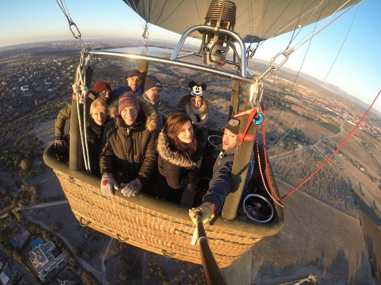 Todos los empleados de la empresa a la que se asoció Fernando, viajando en globo por Madrid para despedir 2017