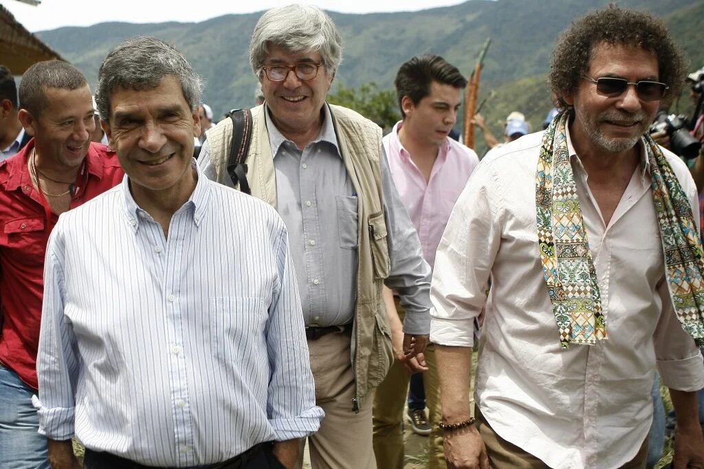 El ministro del posconflicto, Rafael Pardo, y el miembro del equipo negociador de las FARC Pastor Alape (EFE)