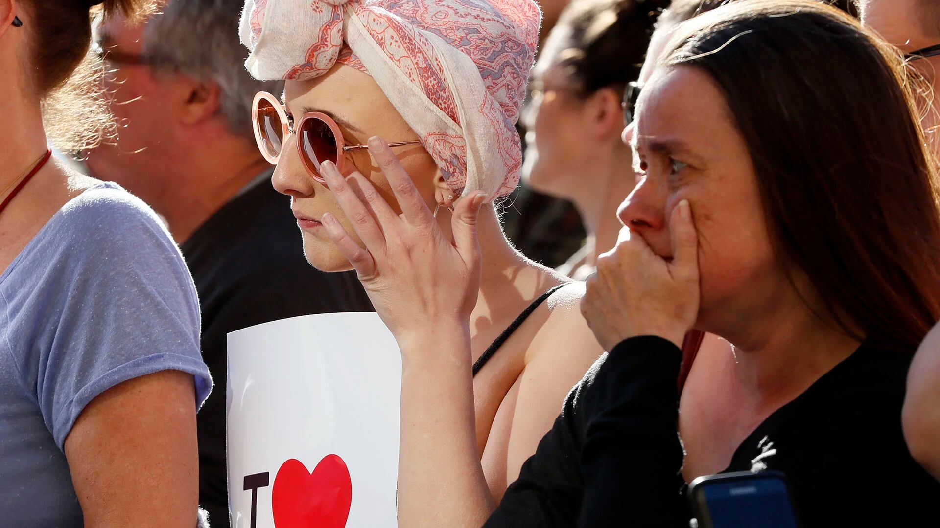 Llanto y conmoción en los rostros de dos mujeres durante la multitudinaria vigilia (AP)