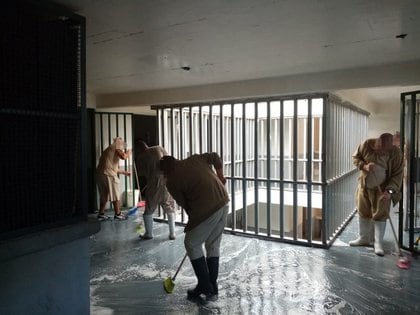 En los centros penitenciarios de la Ciudad de México fueron los internos que sanitizaron las áreas comunes (Foto: Twitter @GobCDMX)