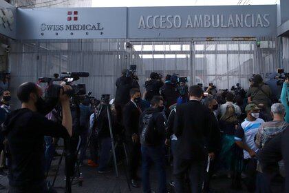 La puerta de la Clínica Olivo se llenó de periodistas y fanáticos de Diego (REUTERS / Matias Baglietto)