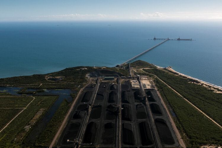 La terminal de carbón en Abbot Point, Australia, cerca de la Gran Barrera de Coral. (David Maurice Smith/The New York Times)