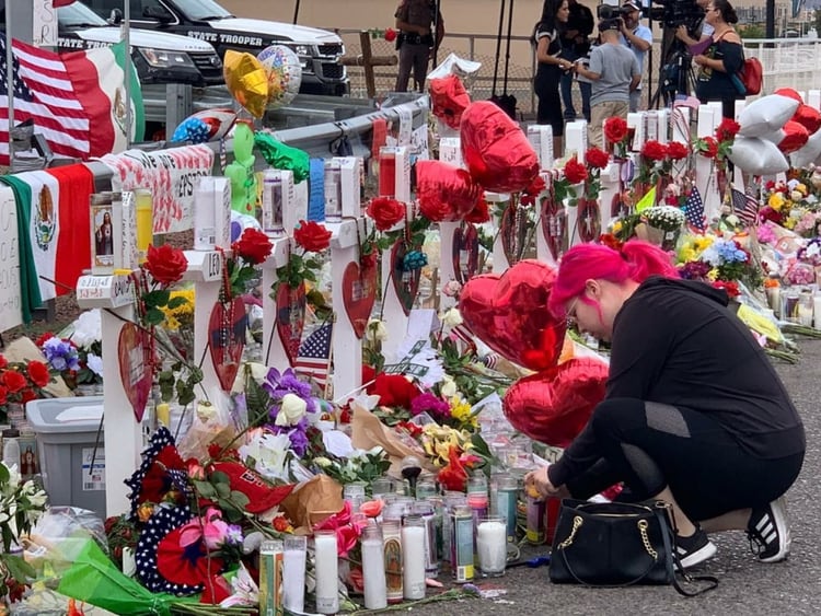 Habitantes de El Paso colocaron un altar con flores y peluches en el el sitio dónde ocurrió el tiroteo masivo del Wallmart