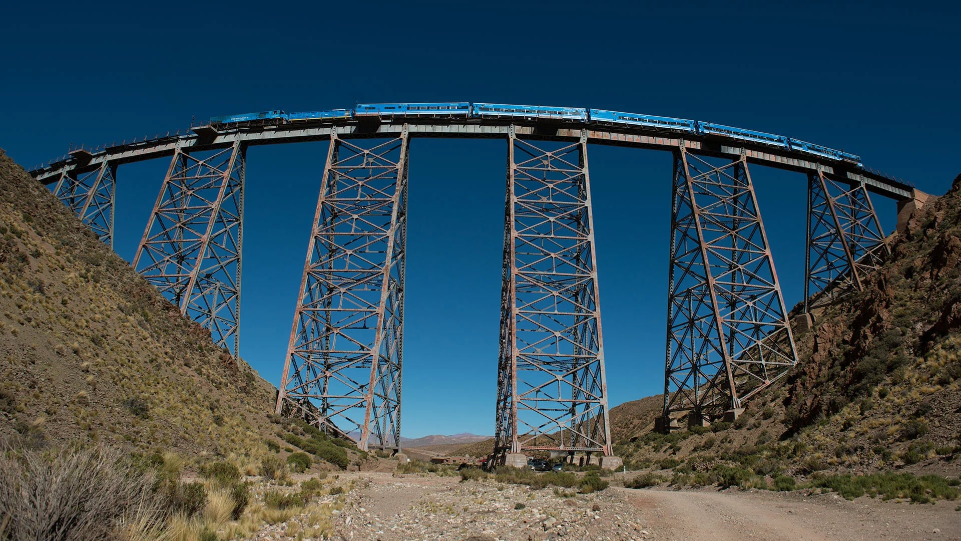 Tren a las Nubes. Uno de los más altos del mundo, desde San Antonio de los Cobres hasta el Viaducto la Polvorilla (a 4200 msnm) ofrece un recorrido único por los escenarios salteños (Carlos Vergara)