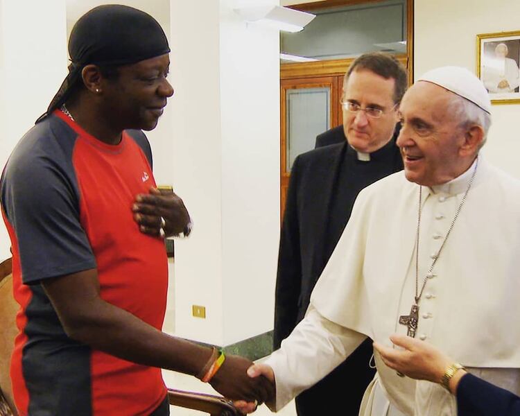 El saludo entre el comediante Stephen K. Amos y el papa Francisco (@moosterball)