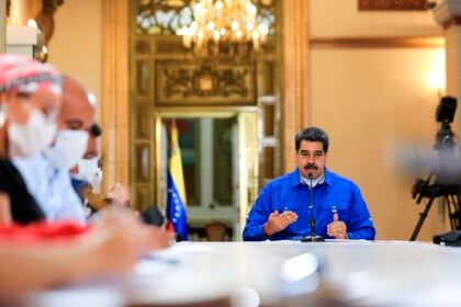 Fotografía cedida por Prensa Miraflores donde se observa a Nicolás Maduro sostener una reunión con miembros de su gabinete el lunes en Caracas (Venezuela). EFE/Prensa Miraflores/
