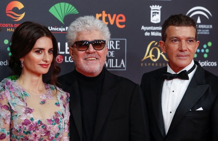 Antonio Banderas, Pedro Almodovar y Penelope Cruz en la alfombra roja de los Premios Goya (REUTERS/Jon Nazca)