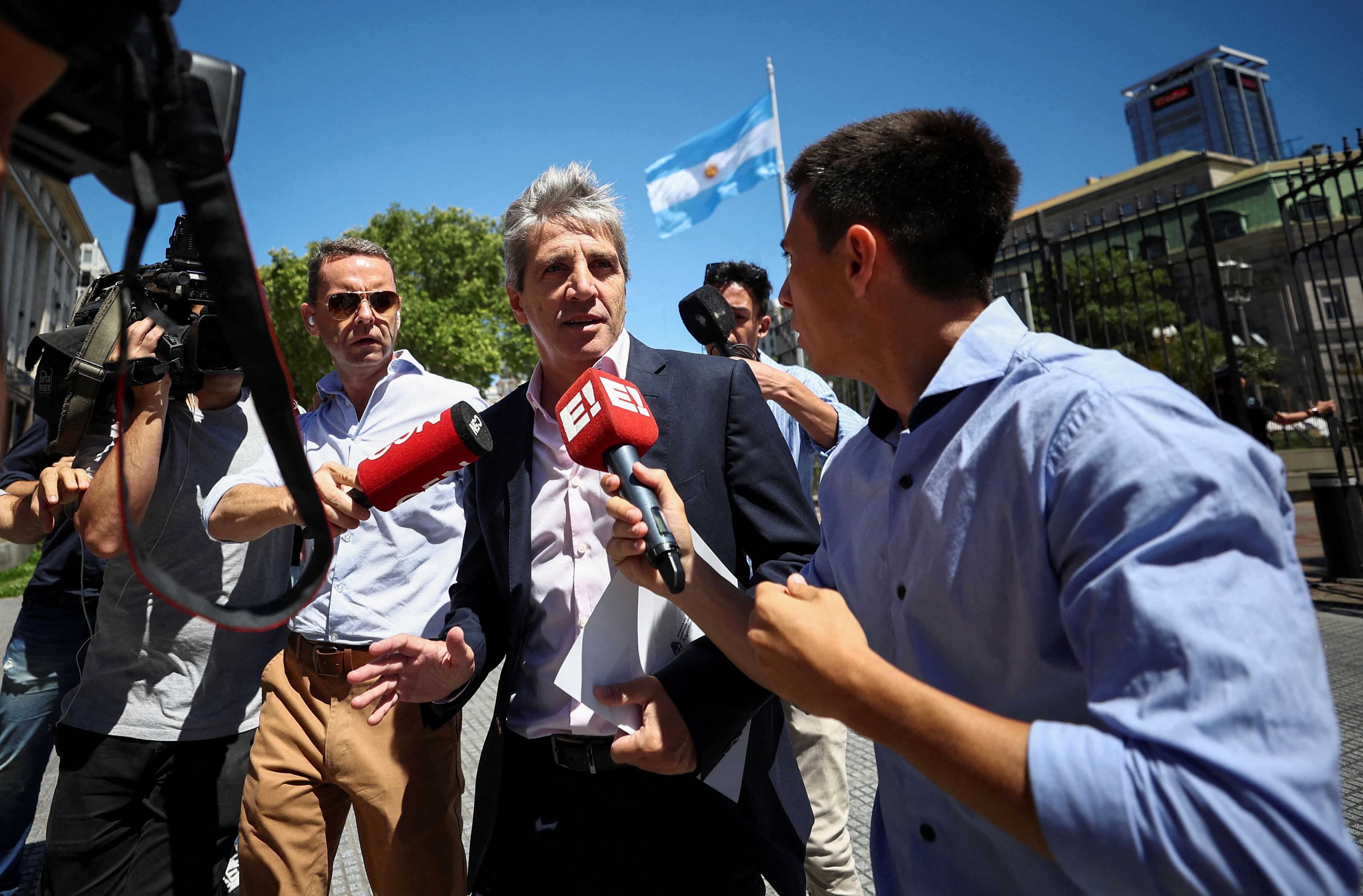 Luis Caputo, ayer, al ingresar a Casa Rosada. REUTERS/Agustin Marcarian