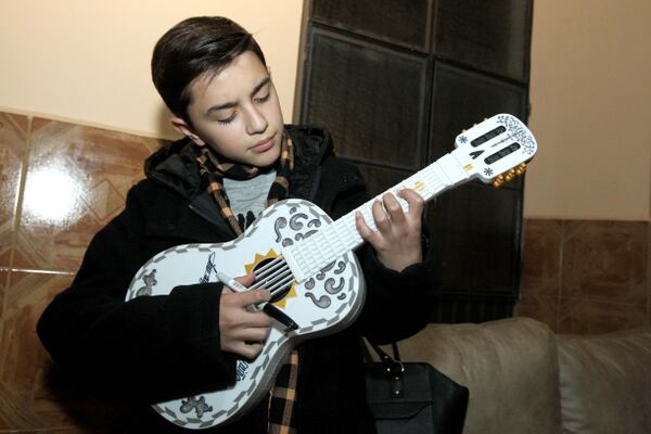 Luis Angel Jaramillo con su guitarra antes de una exhibición en Villa Hidalgo en Jalisco (AFP)