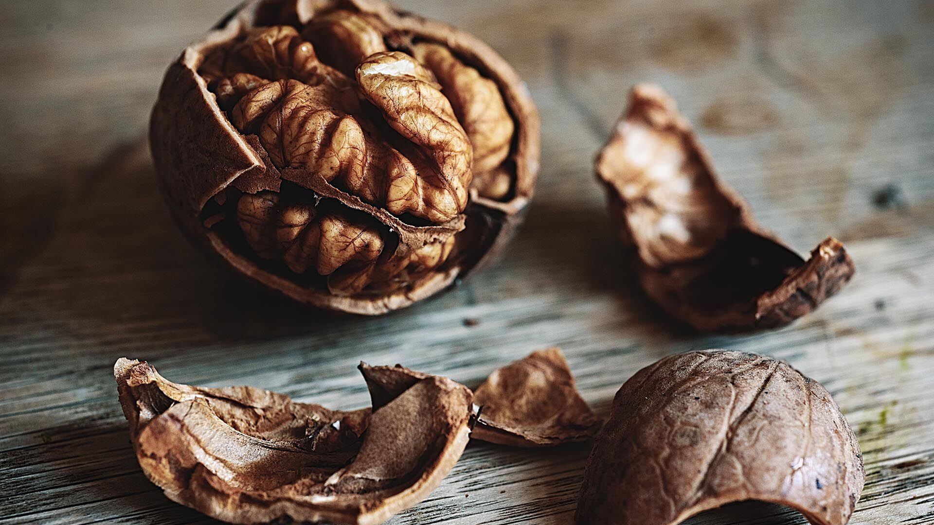 Un estudio español mostró que las personas que consumieron media taza de nueces al día durante dos años bajaron 8,5% sus niveles de colesterol (Getty Images) 