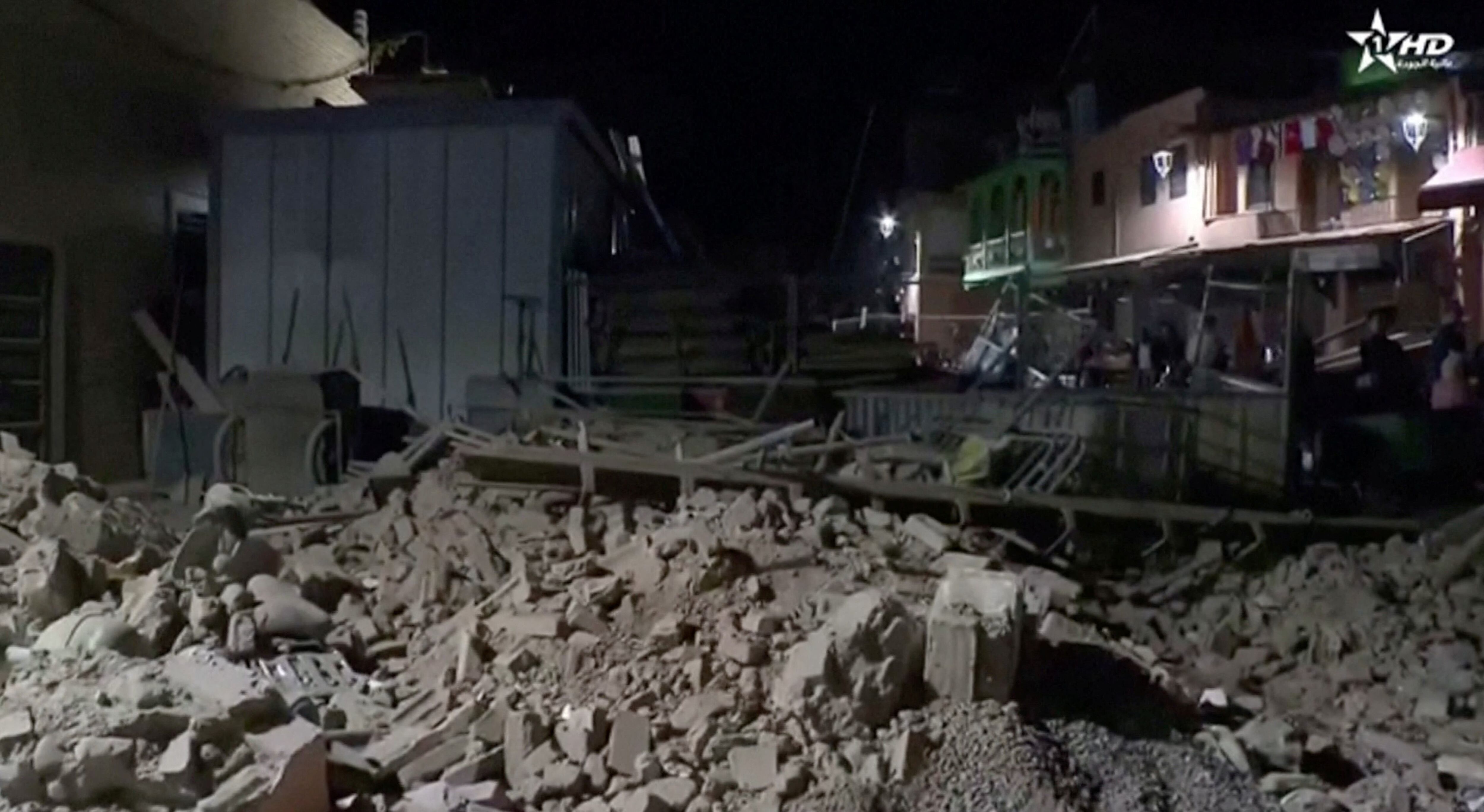 En una localidad de la provincia de Al Hauz, una familia quedó atrapada entre los escombros después del hundimiento de su casa. (REUTERS)