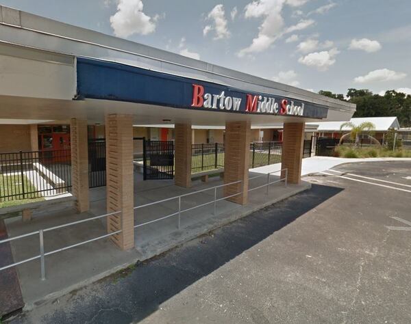 La fachada del Bartow Middle School en la ciudad de Bartow, Florida. La seguridad se reforzó tras una advertencia sobre una tragedia. Las agresoras, autoproclamadas adoradoras de Satán, fueron capturadas en el baño de la institución. Tienen 11 y 12 años