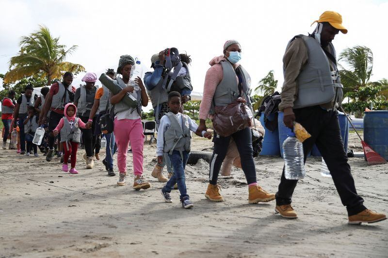 Imagen de archivo. Migrantes, en su mayoría haitianos, caminan para abordar los botes que los llevarán a Acandí, para cruzar a Panamá y continuar su viaje hacia Estados Unidos, en Necoclí, Colombia. 23 de septiembre de 2021. REUTERS/Luisa Gonzalez