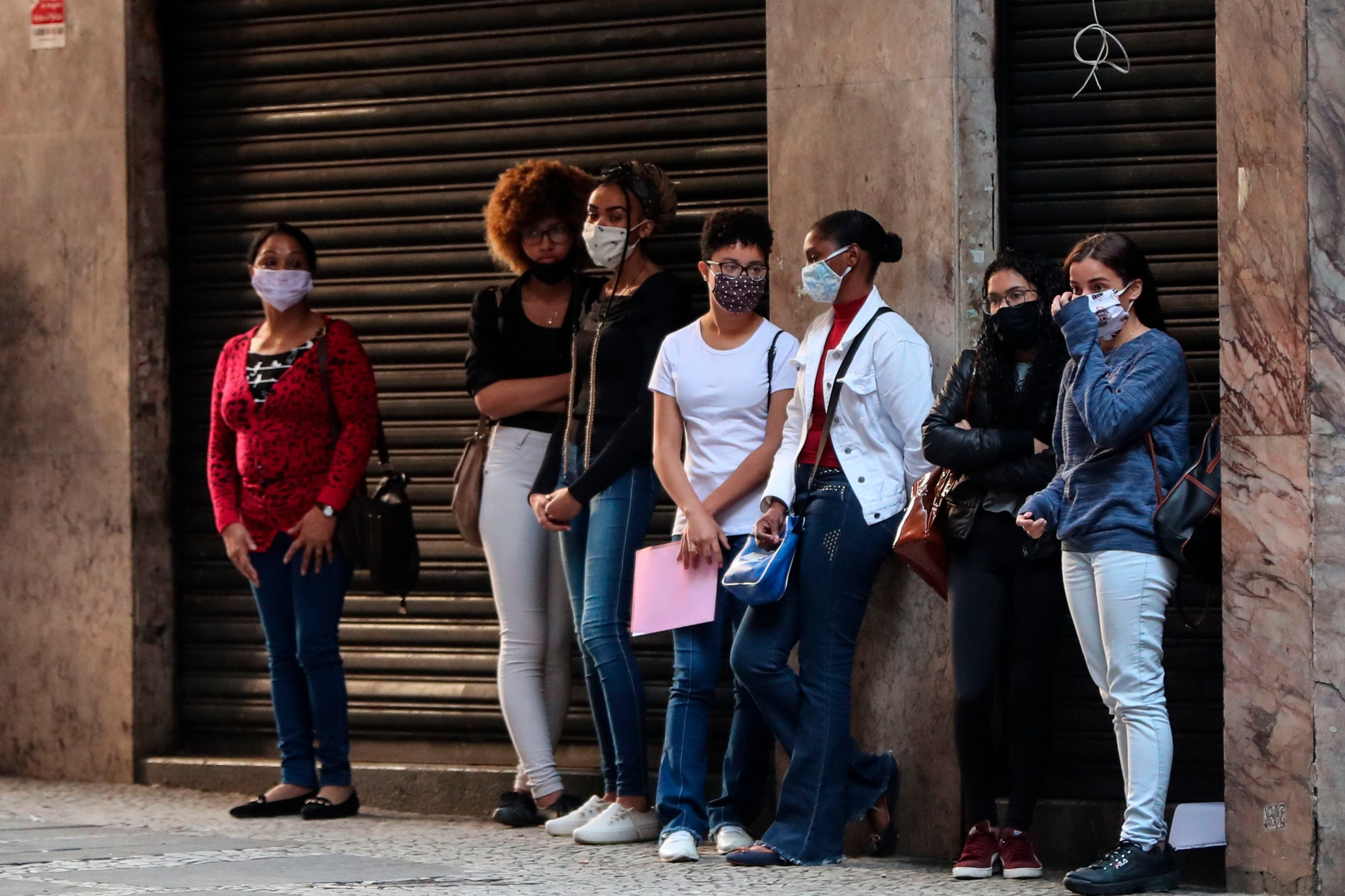 Varias personas hacen fila para aplicar a una opción de empleo en Sao Paulo (Brasil), en una fotografía de archivo. EFE/Fernando Bizerra