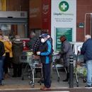 Gente haciendo cola frente a un supermercado en Watford, Reino Unido, el 19 de marzo de 2020. REUTERS/Paul Childs