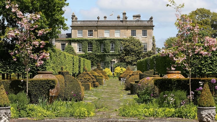 El príncipe Carlos y Camilla Parker-Bowles abren los jardines de Highgrove House al público para visitas guiadas en fechas específicas entre abril y octubre (Shutterstock)