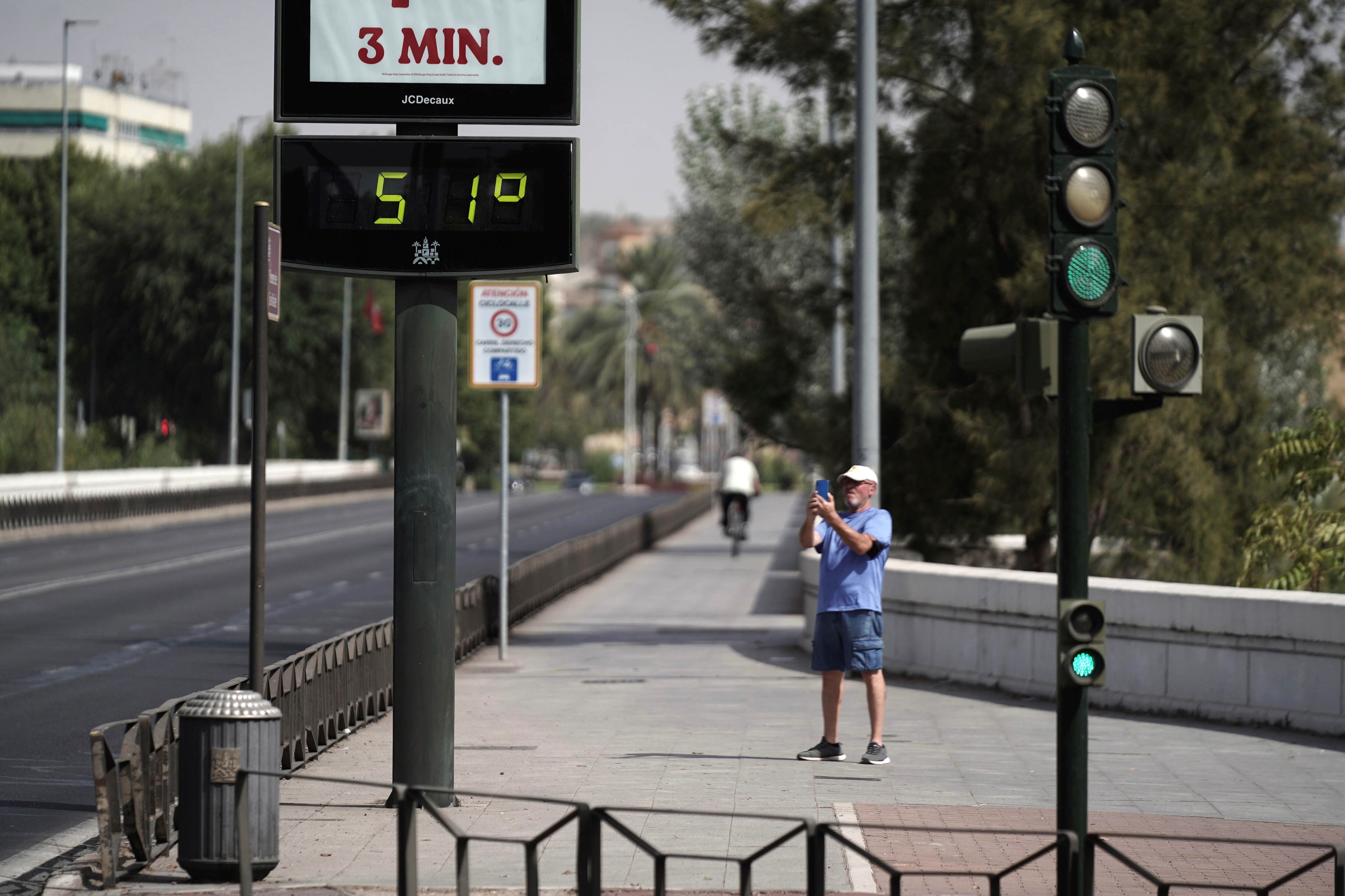 Imagen de archivo de un hombre fotografiando el pasado verano un termómetro en Córdoba en una ola de calor. EFE /Rafa Alcaide