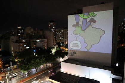 Una imagen con el mapa de Brasil, siendo presionado por una rodilla sobre el estado de Manaos 