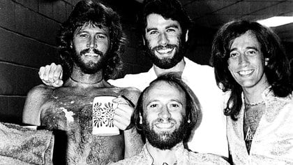 Los Bee Gees con John Travolta en 1979 (Shutterstock)
